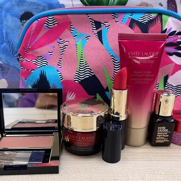 Estee Lauder 7-Piece Gift Set Pink bag - Picture 4 of 9